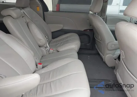 2014 Toyota Sienna Xle V6 8 Passenger z USA, uszkodzony, nr VIN 5TDYK3DC6ES429778